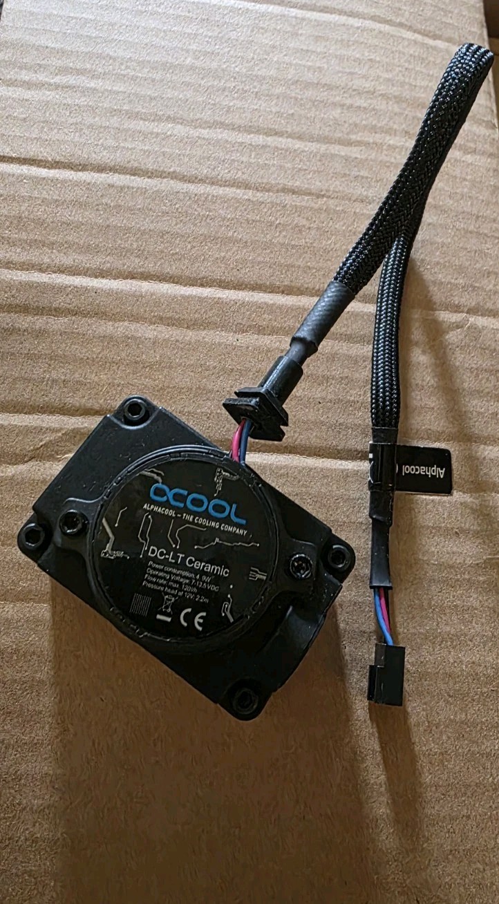 Alphacool DCLT 3600 Ceramic 12V DC Pump, With Eisstation 40 Top