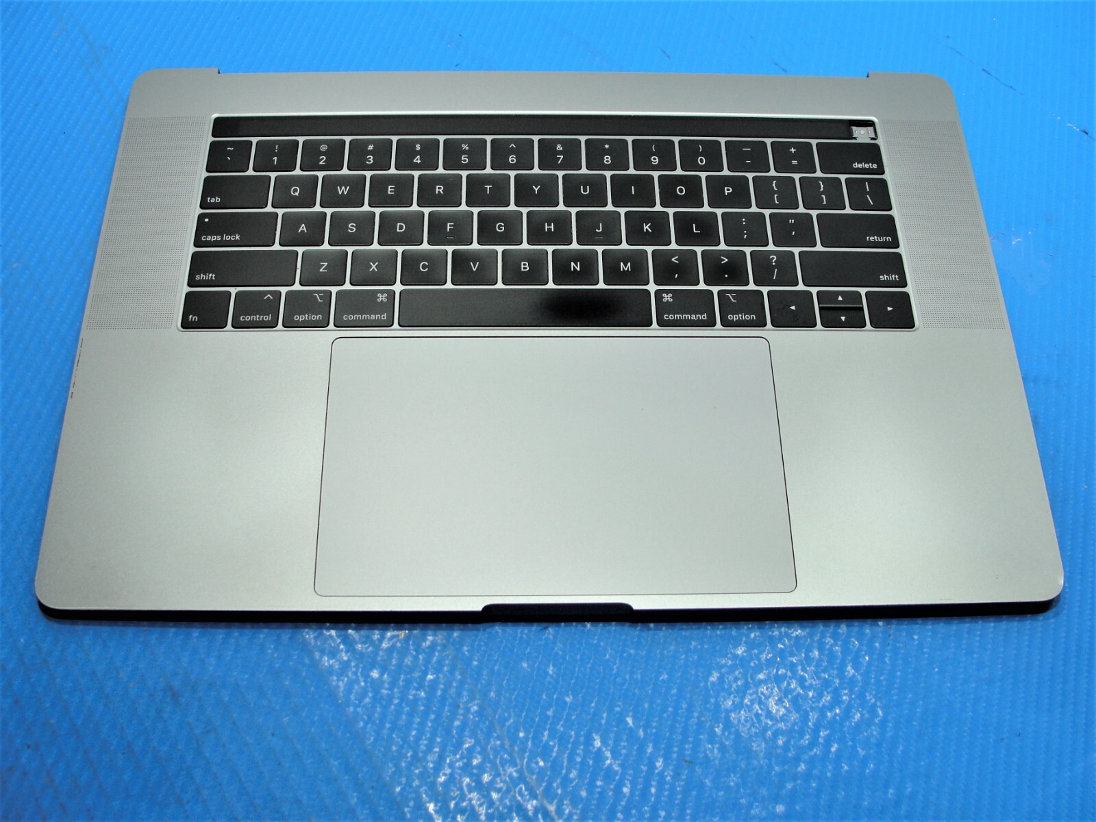 MacBook Pro 15″ A1990 2018 MR932LL Top Case Palmrest w/Battery Gray 661-10345
