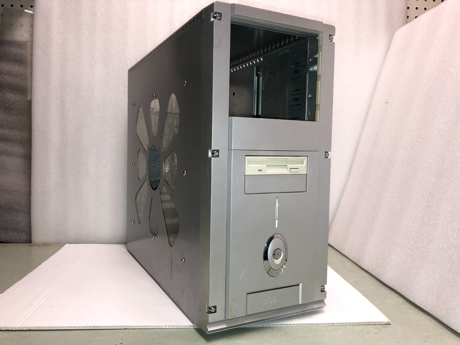 Unbranded Steel Silver Gray Mid-2000s ATX Mid Tower Gaming Computer Case – Used