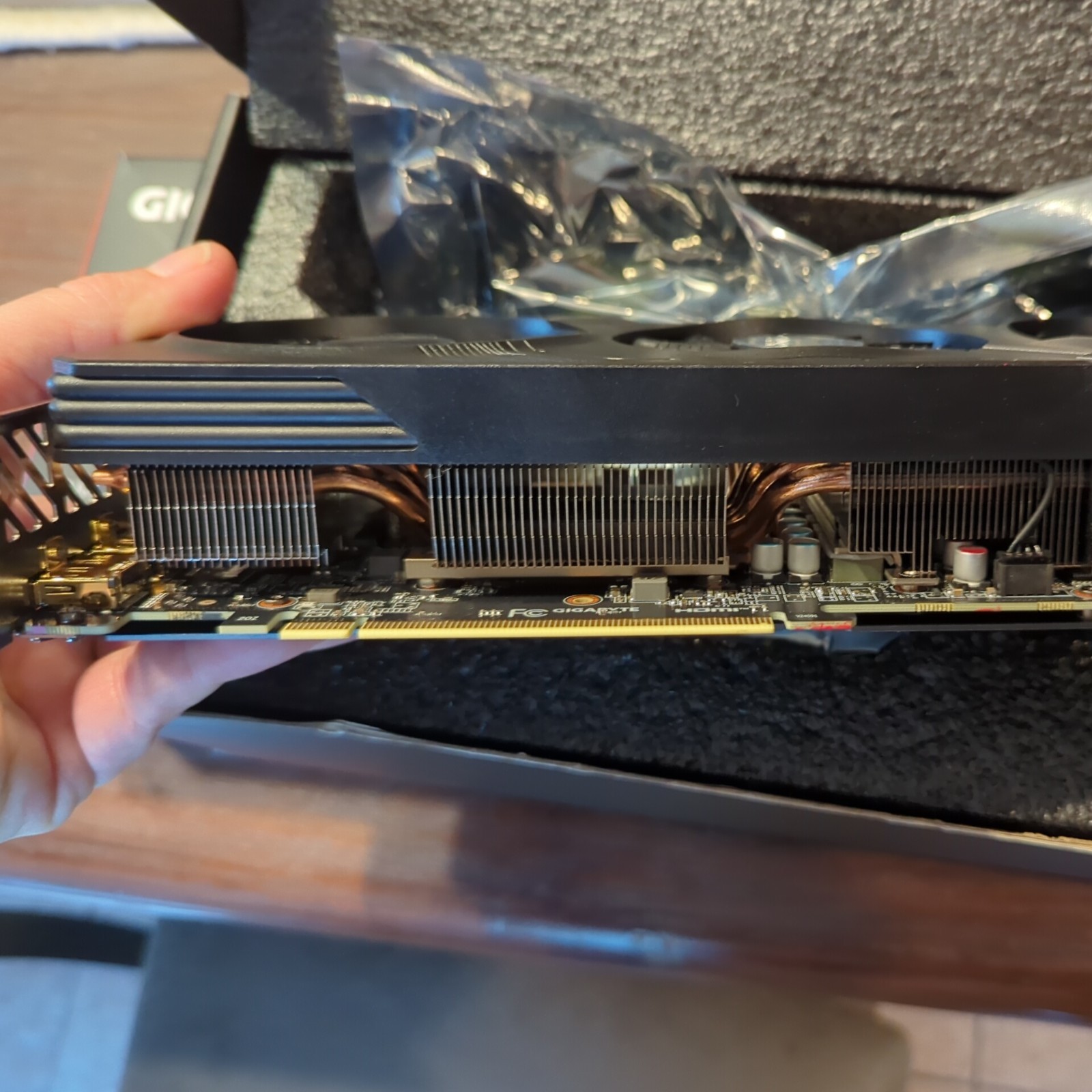 Gigabyte AMD Radeon RX 7600 XT GAMING OC 16 GB GDDR6 PCI Express 4.0 x16 Video