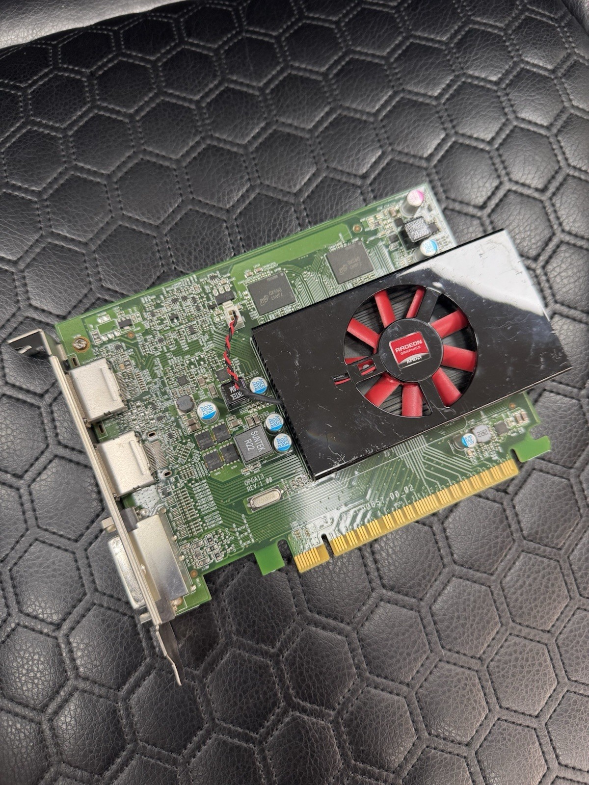 Dell AMD Radeon C906 R7 450 4GB GDDR5 Video Graphics Card 109-C90657-00_02