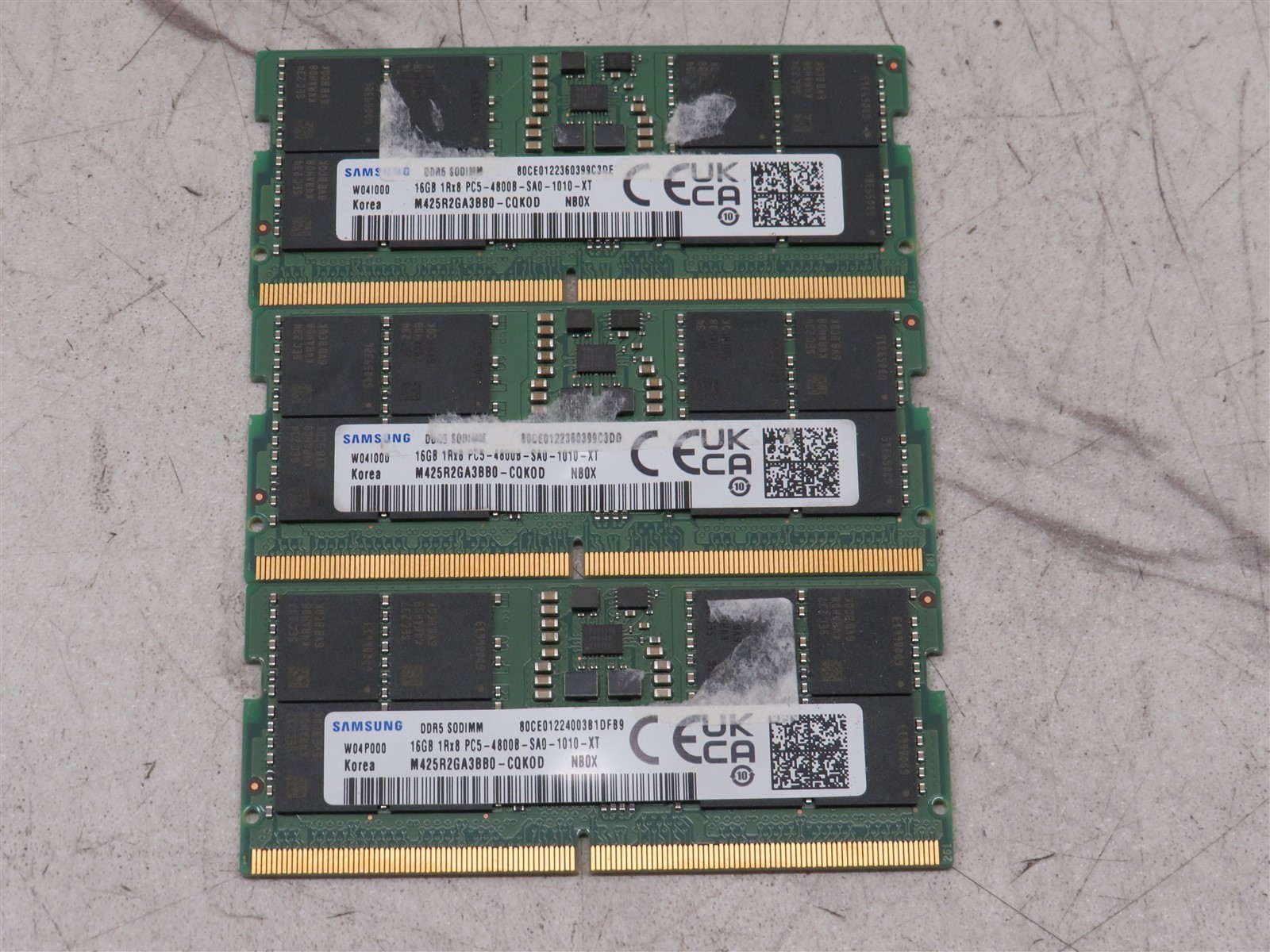 3x Samsung 16GB 1RX8 PC5-4800B-SA0-1010-XT M42R2GA3BB0-CQK0L DDR5