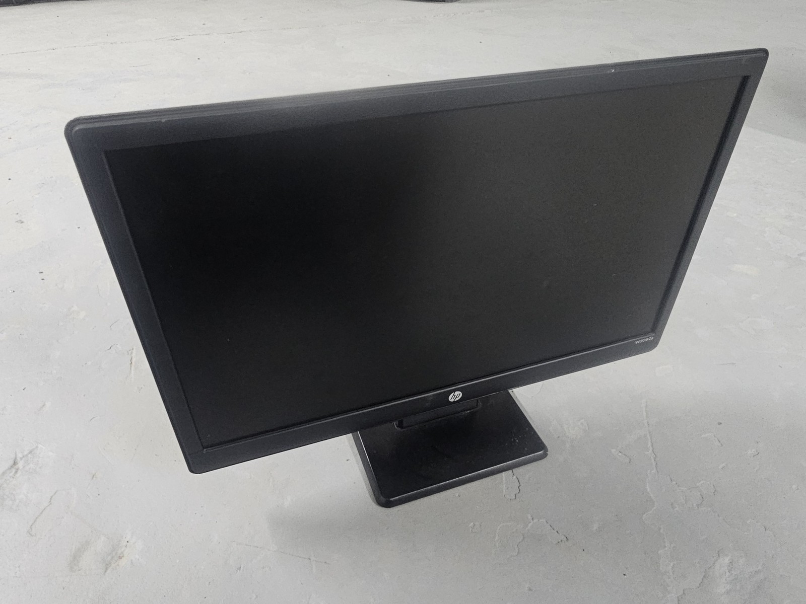 HP 20-inch LED-backlit LCD monitor – 1600 x 900 – 16:9 – L8K84A W2082a