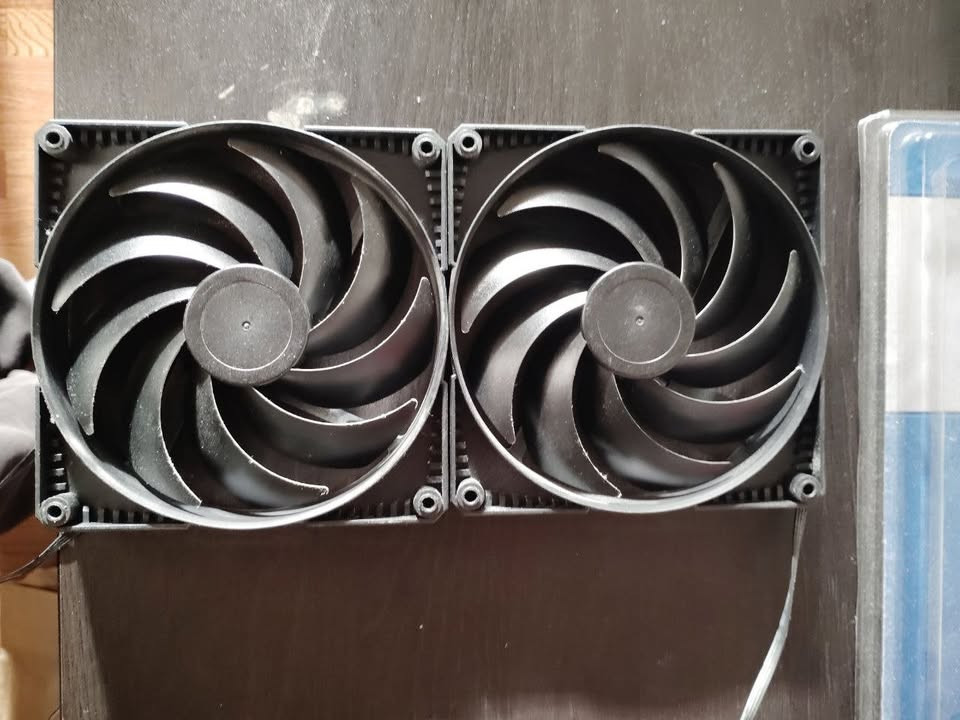 4x 140mm case fans (ARCTIC, ID-COOLING, PHANTEKS)