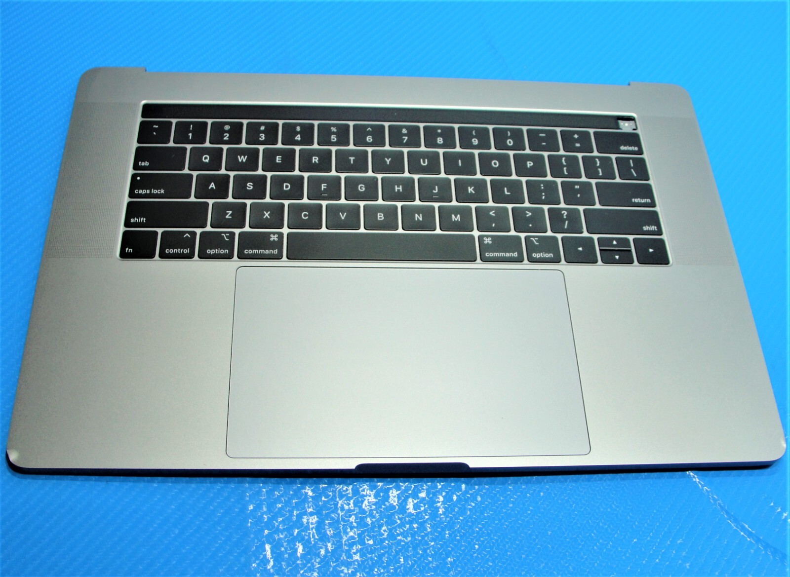 MacBook Pro 15 A1990 Mid 2018 MR942LL Top Case Palmrest w/Battery Gray 661-10345