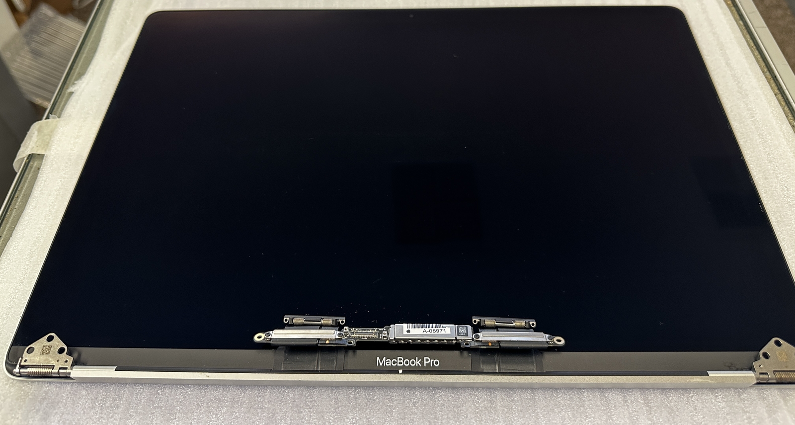 Apple MacBook Pro A1990 2018 15.4″ Retina LCD Screen EMC 3215 Silver Grade C