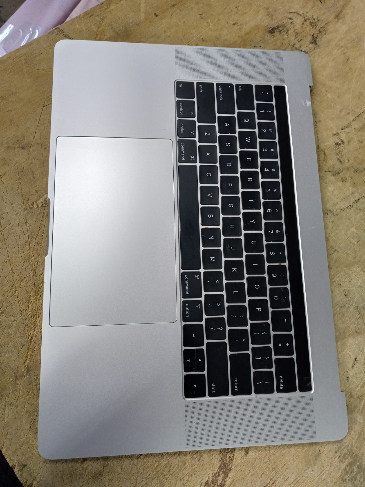 MacBook Pro 15″ 2018 2019 A1990 KEYBOARD TRACKPAD PALMREST SILVER W/ battery