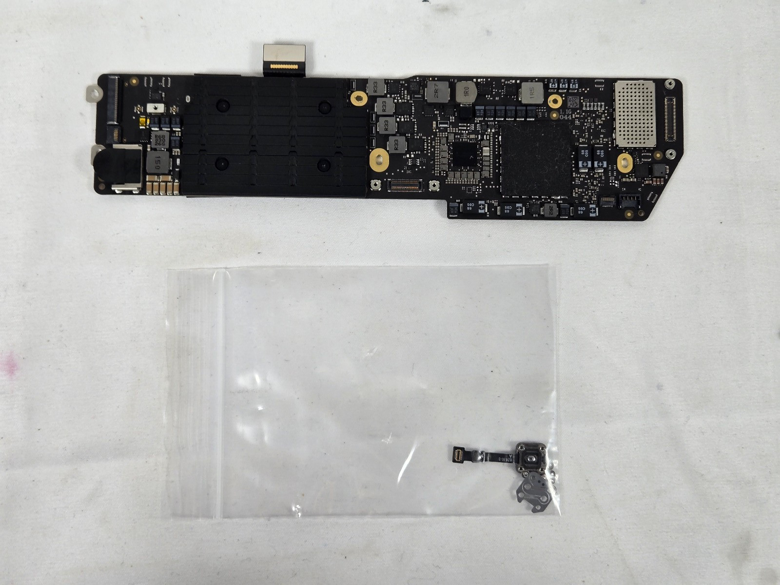 Apple MacBook Air 13″ 2020 A2179 i3 Logic Board 8GB RAM 256GB NVME w/ Touch ID