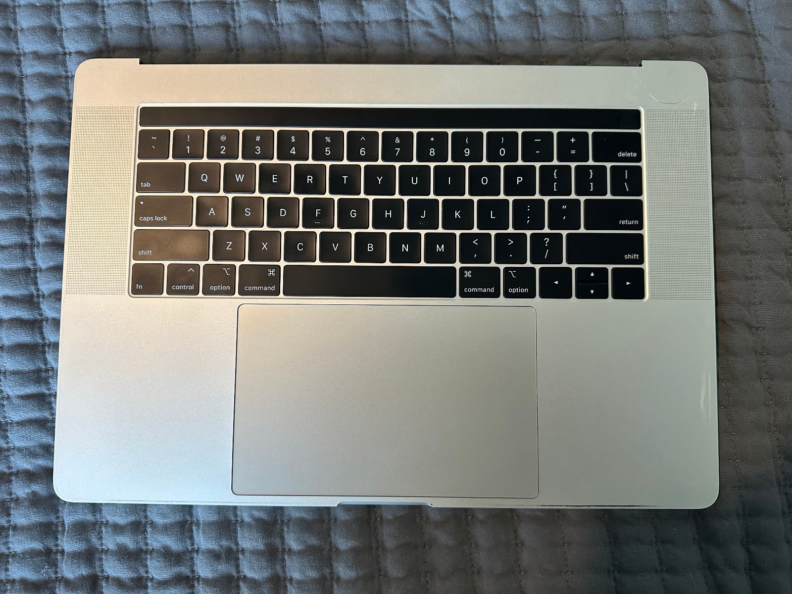MacBook Pro 15″ A1990 Mid 2018 MR932LL/A Top Case Palmrest w/ Battery 661-10345