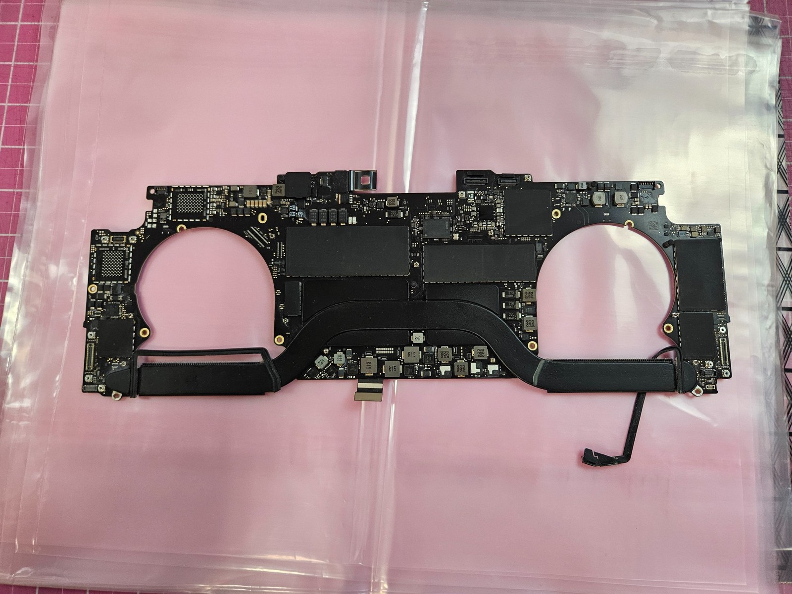 Apple MacBook Pro A1990 2018 i7-8850H 2.6GHz Logic Board 32GB 512GB 820-01041-A