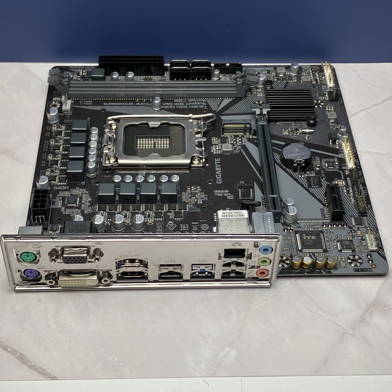 Gigabyte H610M S2H DDR4 mATX LGA1700 motherboard i/o box Intel 14th gen. tested