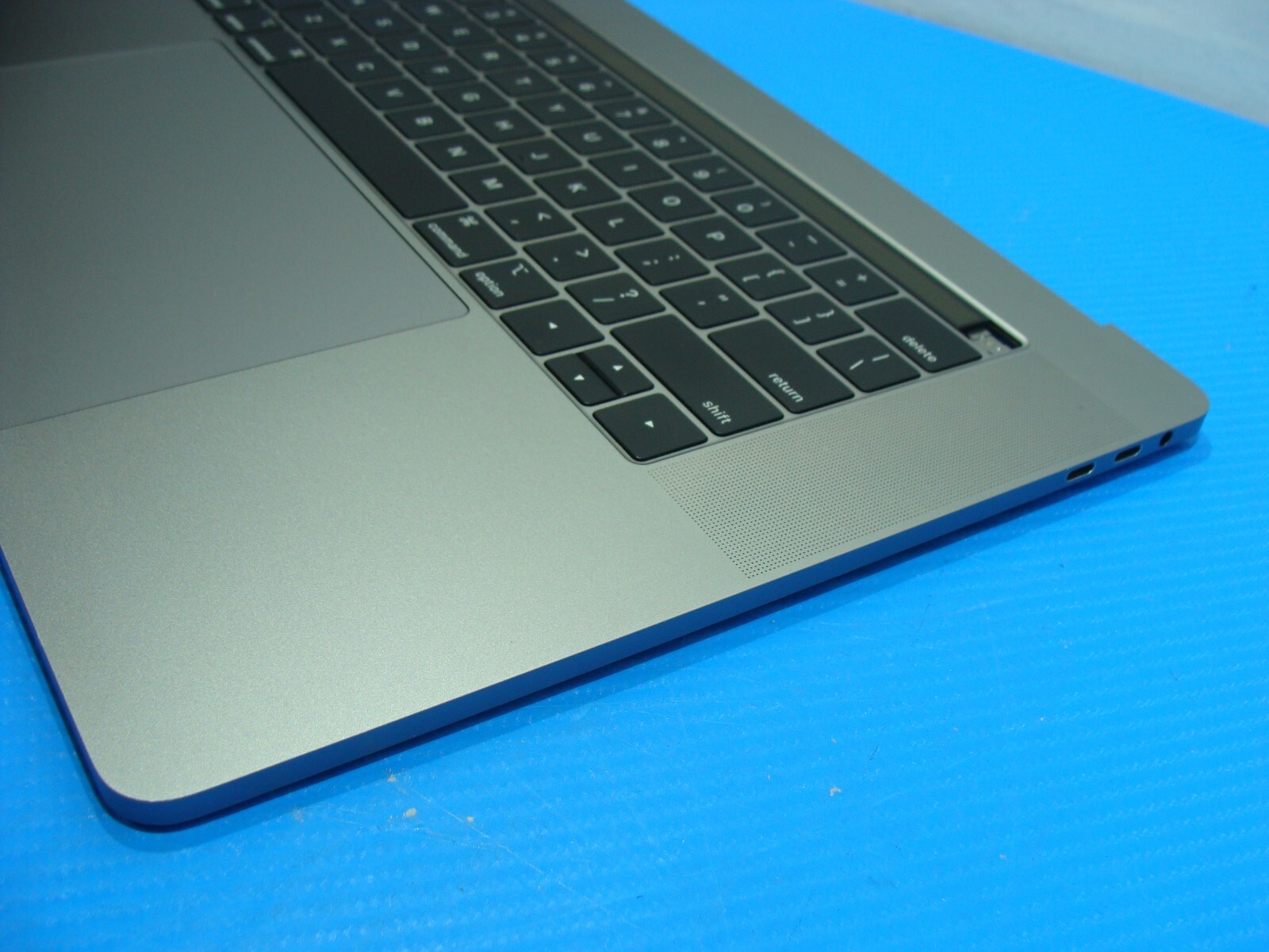 MacBook Pro 15″ A1990 Mid 2018 MR932LL/A Top Case Palmrest w/Battery 661-10345