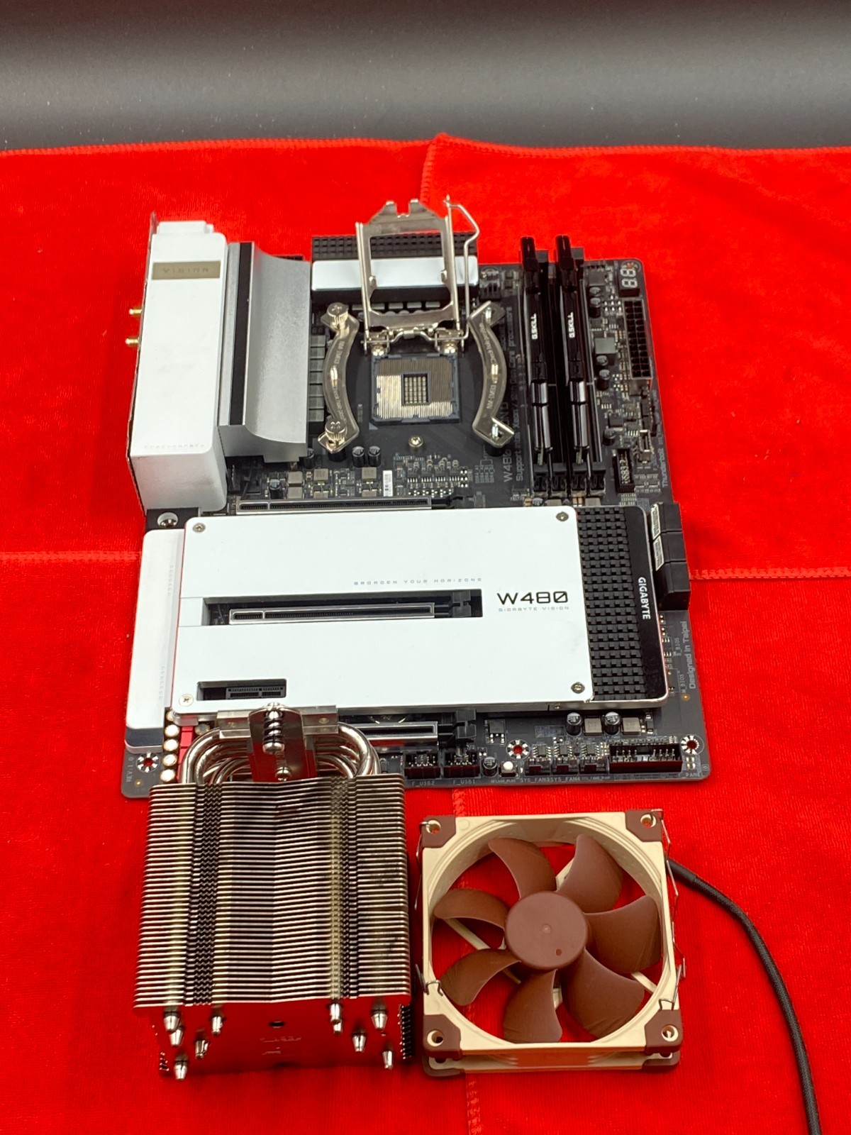 GIGABYTE W480 VISION D WHITE ATX+16GB DDR4 3200MHz GSKILL RAM+NOCTUA CPU COOLER
