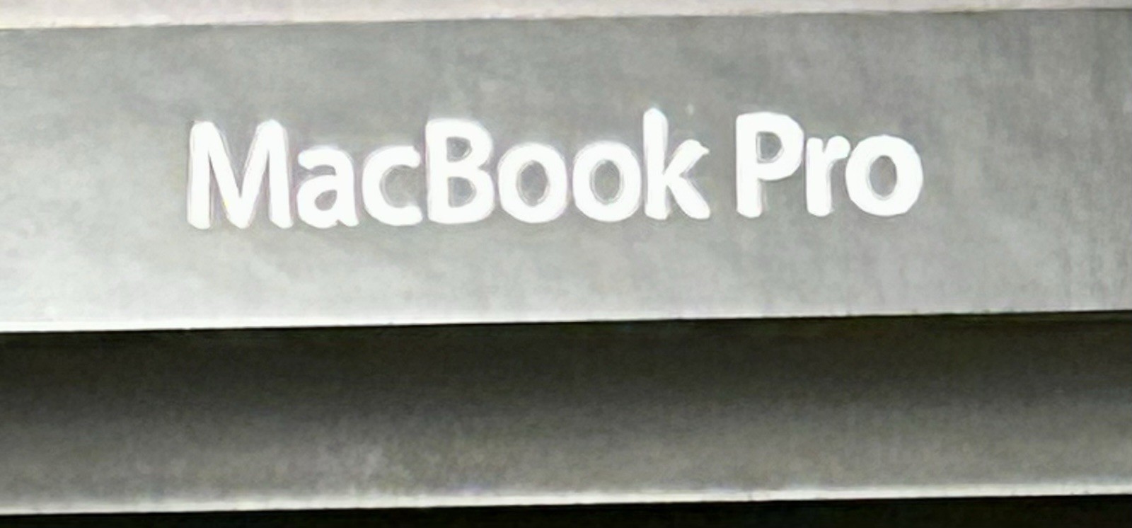 Apple MacBook Pro 15.4″ LED LCD Bezel 16:10 1280×800 Glossy Silver Black
