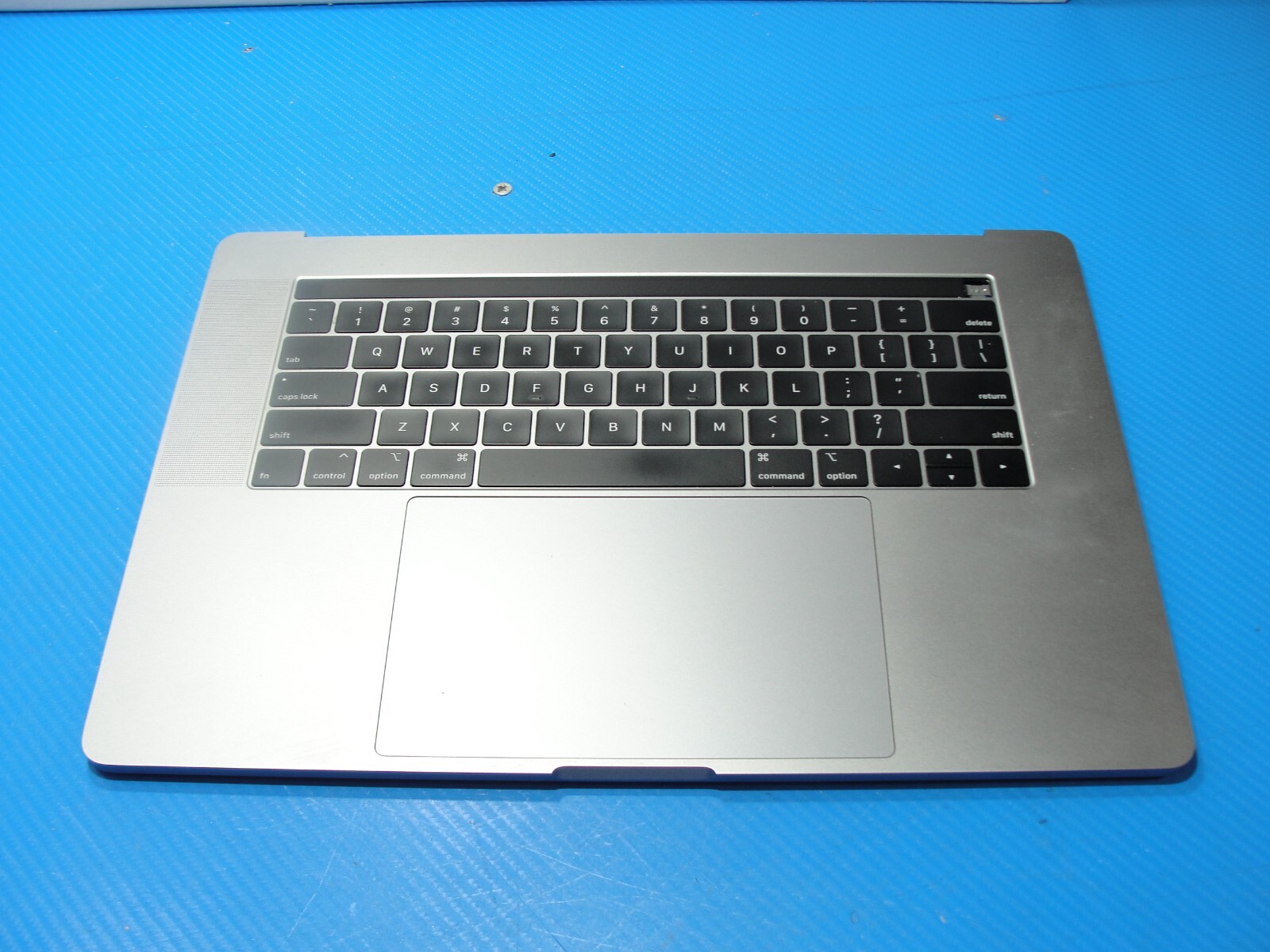 MacBook Pro A1990 2018 MR932LL/A 15″ Top Case Palmrest NO Battery Gray 661-10345