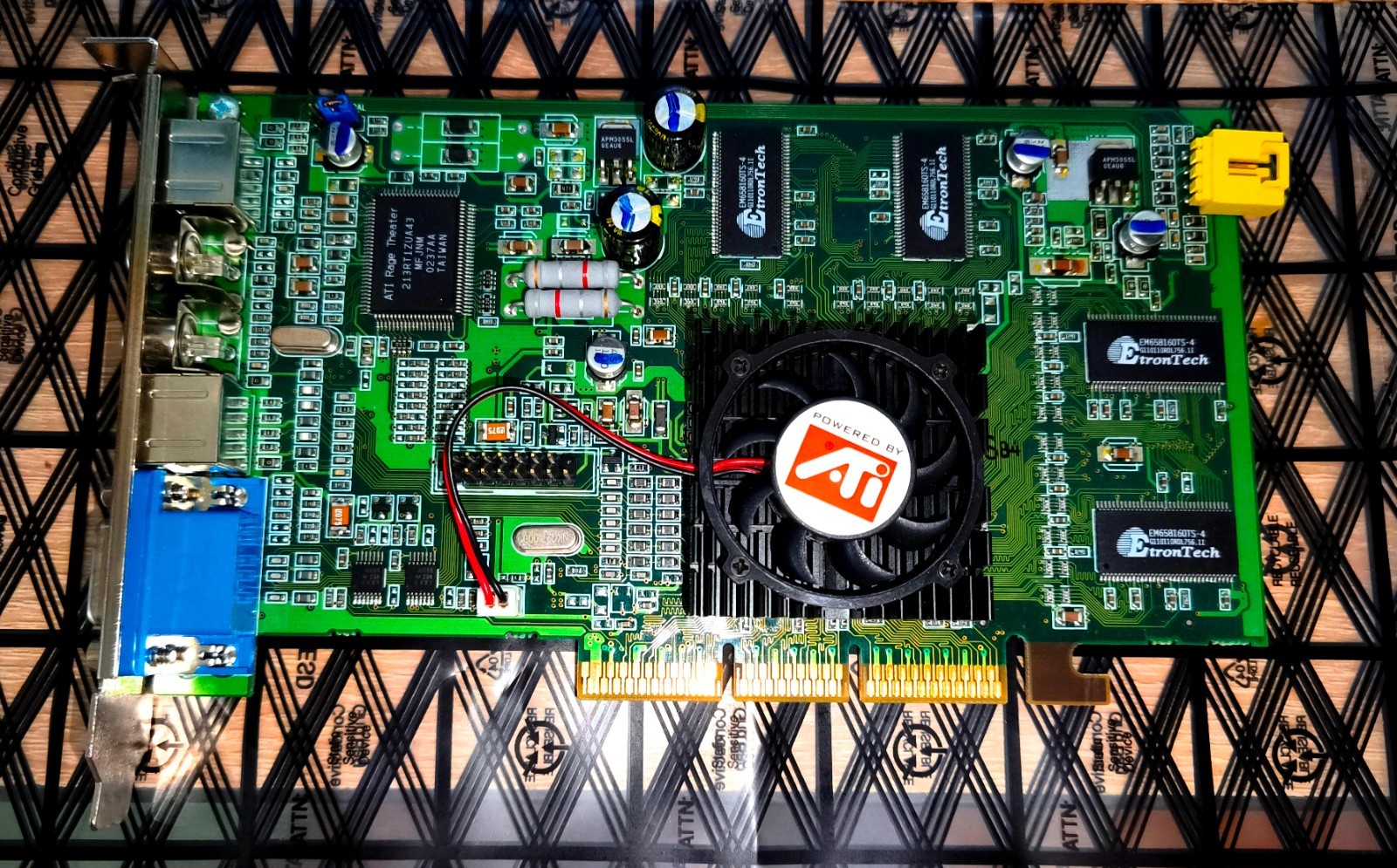 Sapphire ATI Radeon 7500 Retail 64MB-128BIT DDR VIVO AGP w/ATI Rage Theater MINT